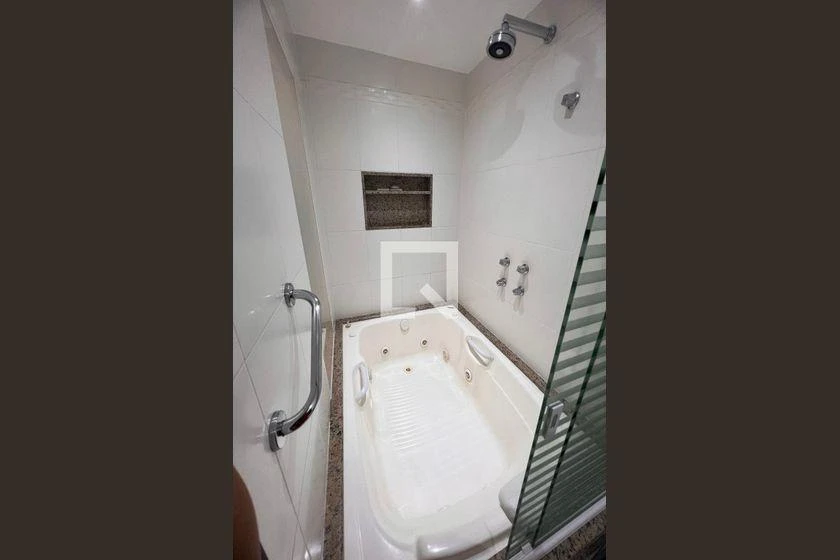 2-bedroom apartment in a building with a gym — photo 39