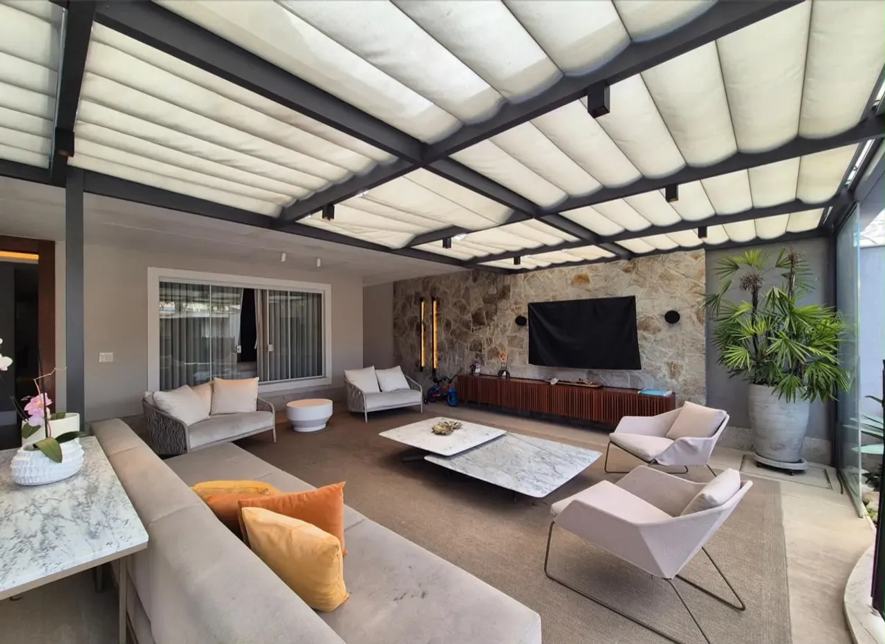 373 m² house with a home office and a grill on the balcony