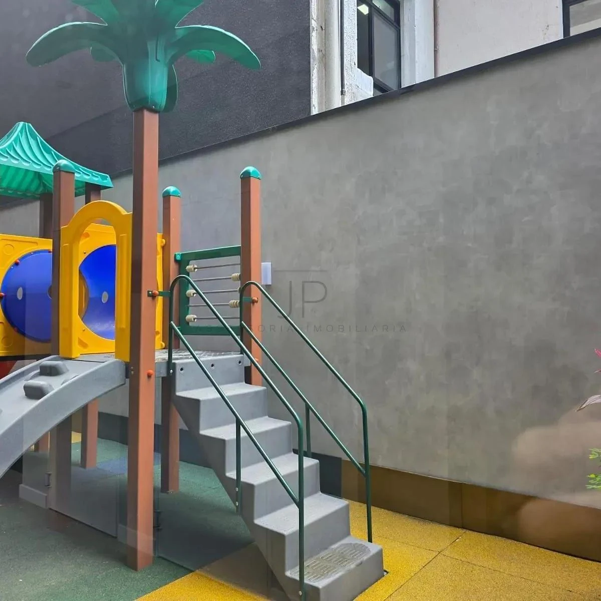 Glass-enclosed balcony in a one-bedroom apartment, 26 m² — photo 13
