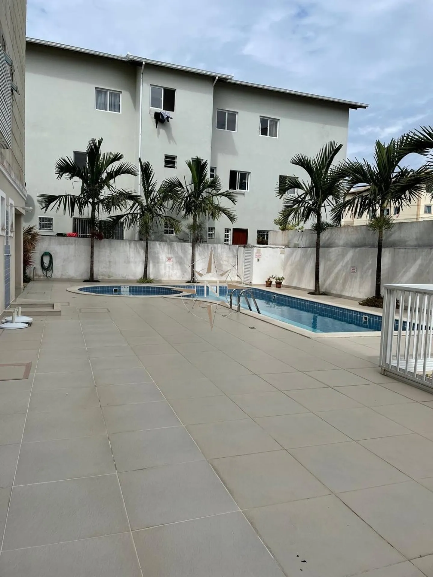 Balcony with a grill in a 2-bedroom apartment, 81 m² — photo 16