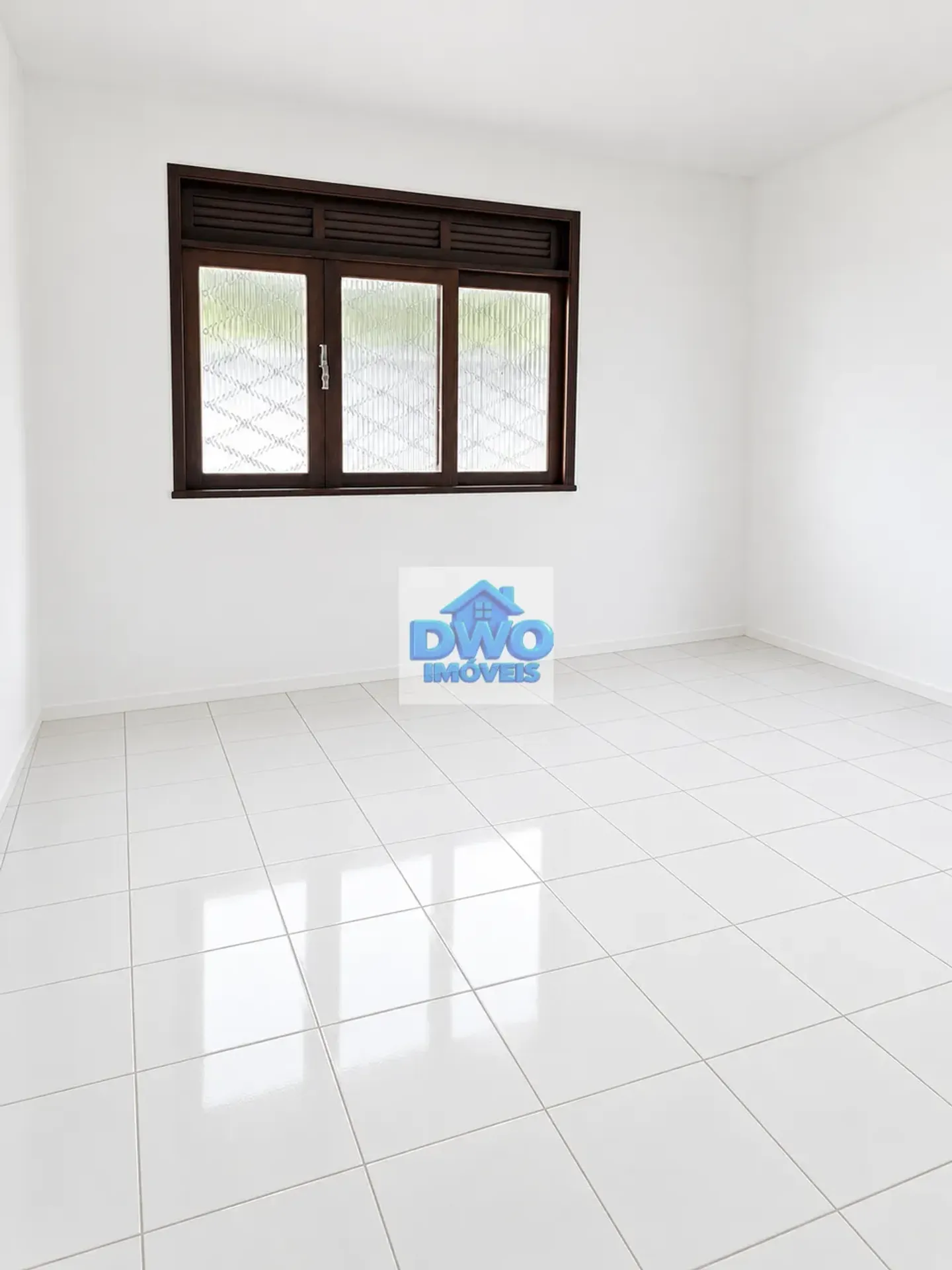 House, 200 m², with a glass-enclosed balcony — photo 22