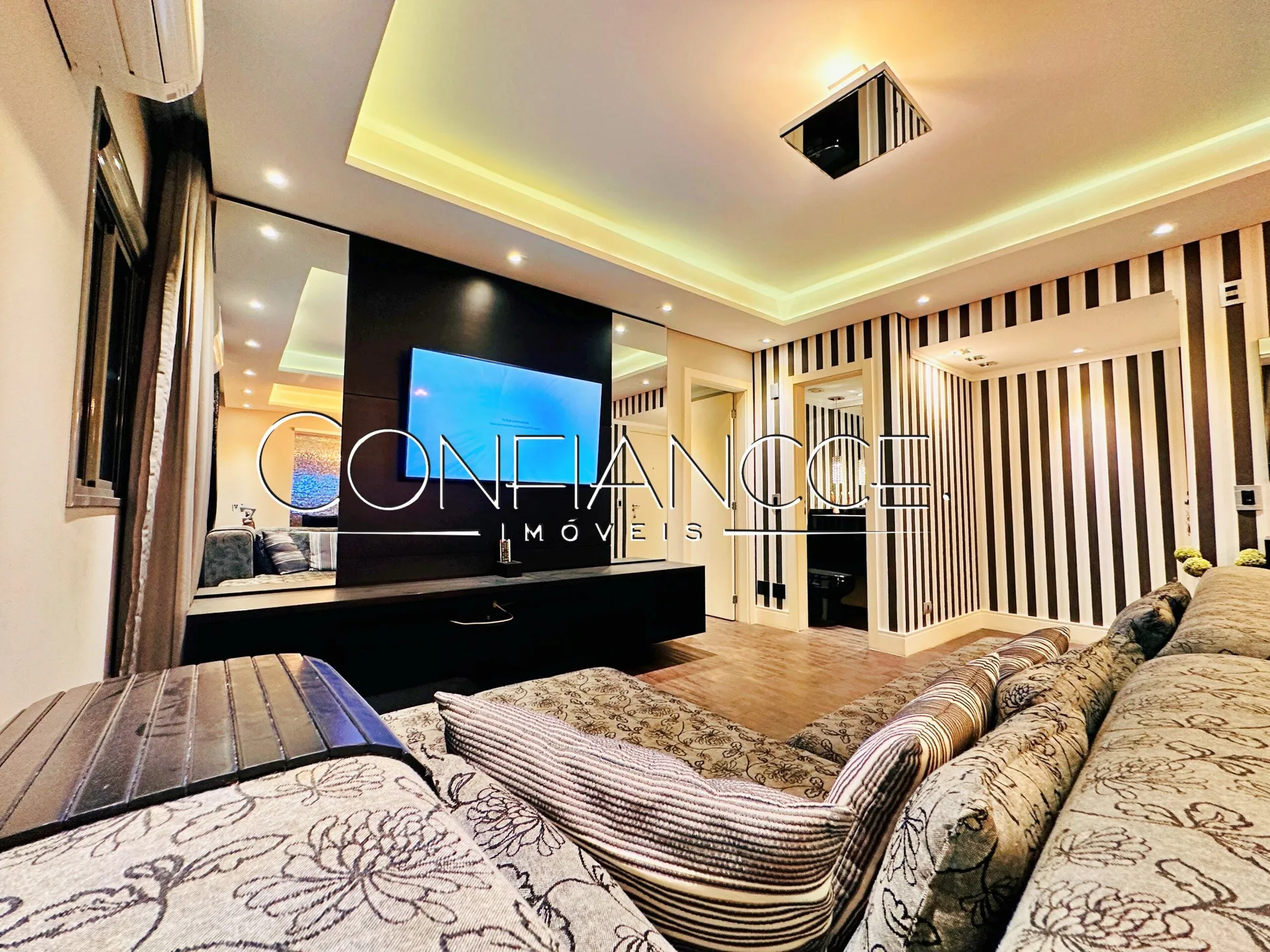 Glass-enclosed balcony in a 3-bedroom apartment, 134 m² — photo 2