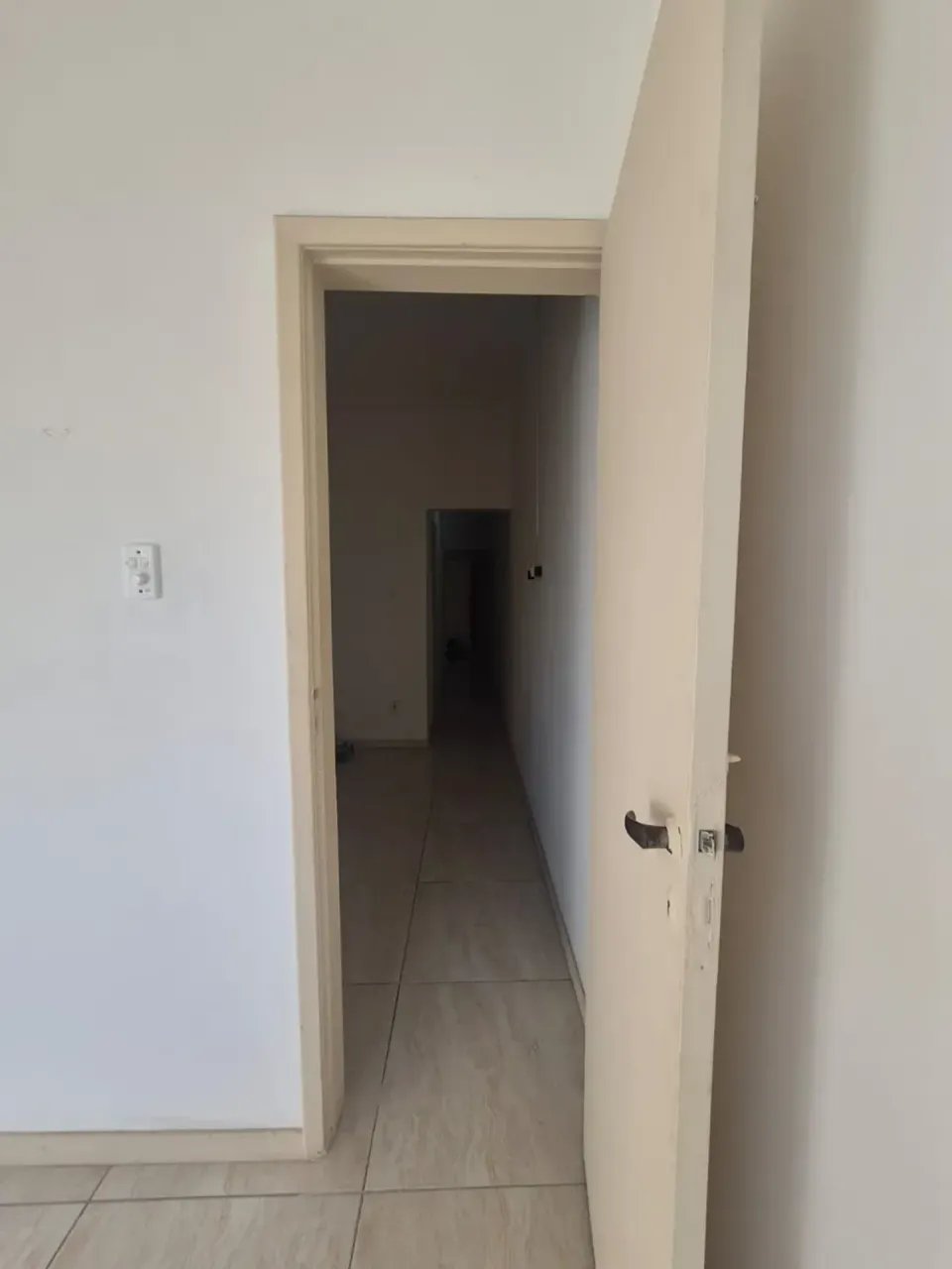 Unfurnished 1-bedroom apartment with a closed kitchen — photo 12