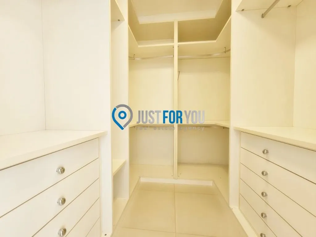 4-bedroom apartment with 233 m² and 5 bathrooms — photo 28