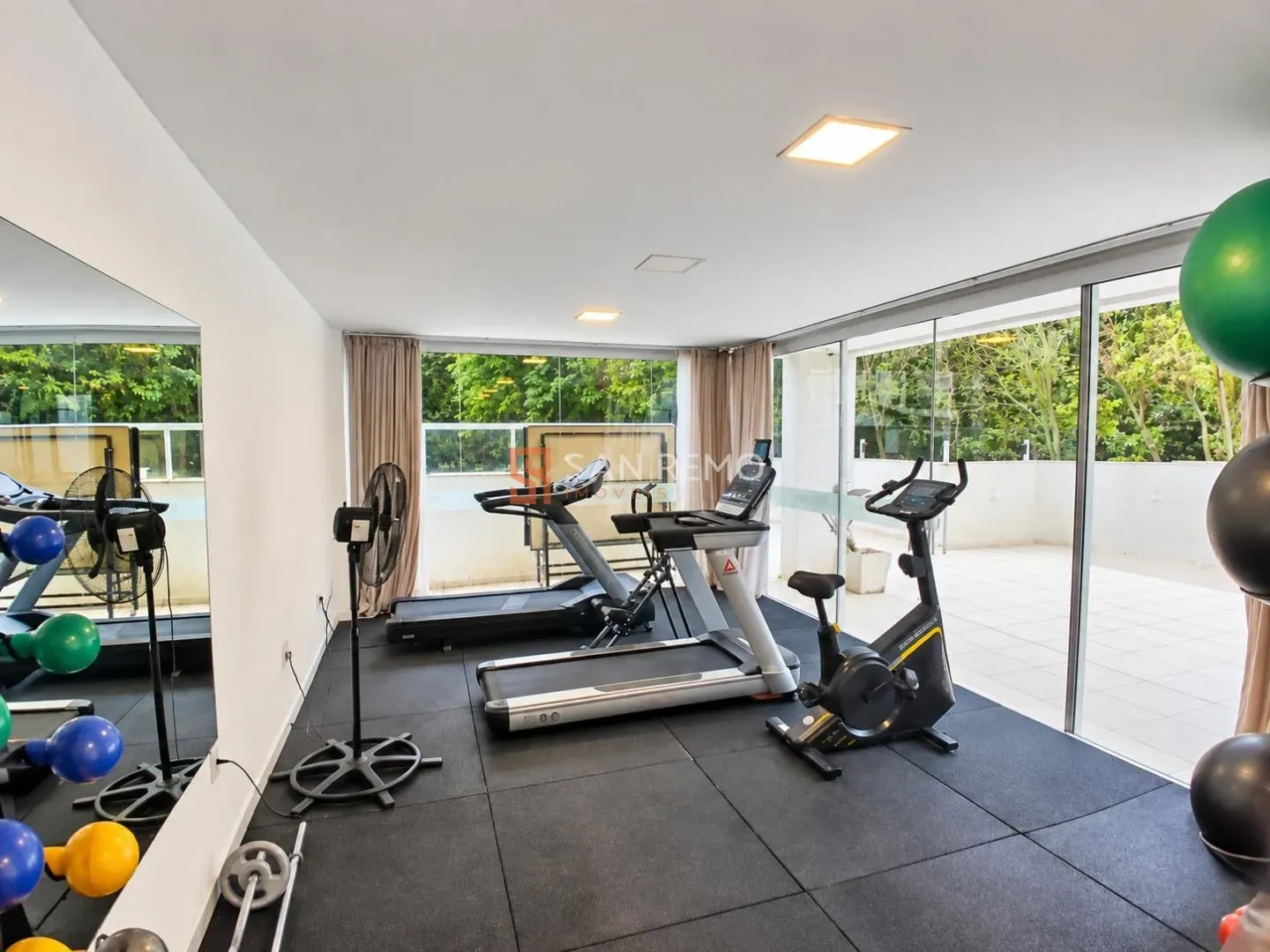Glass-enclosed balcony in a 3-bedroom apartment, 120 m² — photo 10