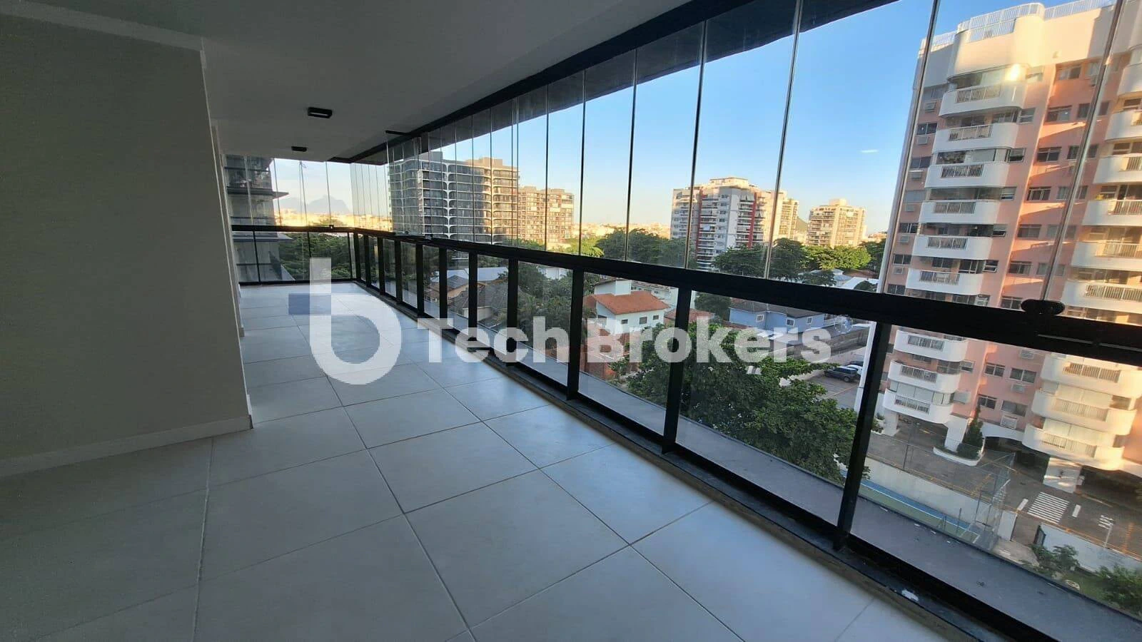 Glass-enclosed balcony in a 3-bedroom apartment, 105 m² — photo 2