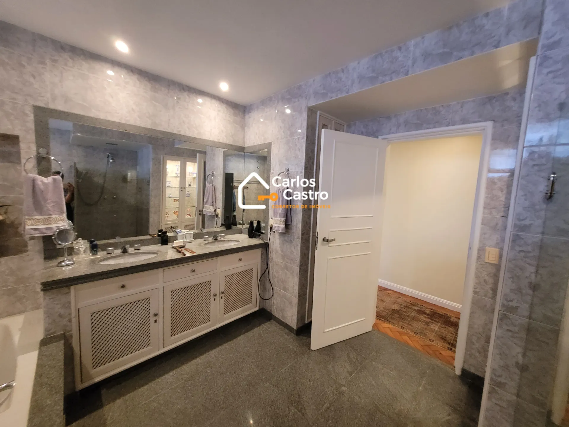 Apartment on the 9th floor with a bathtub — photo 43