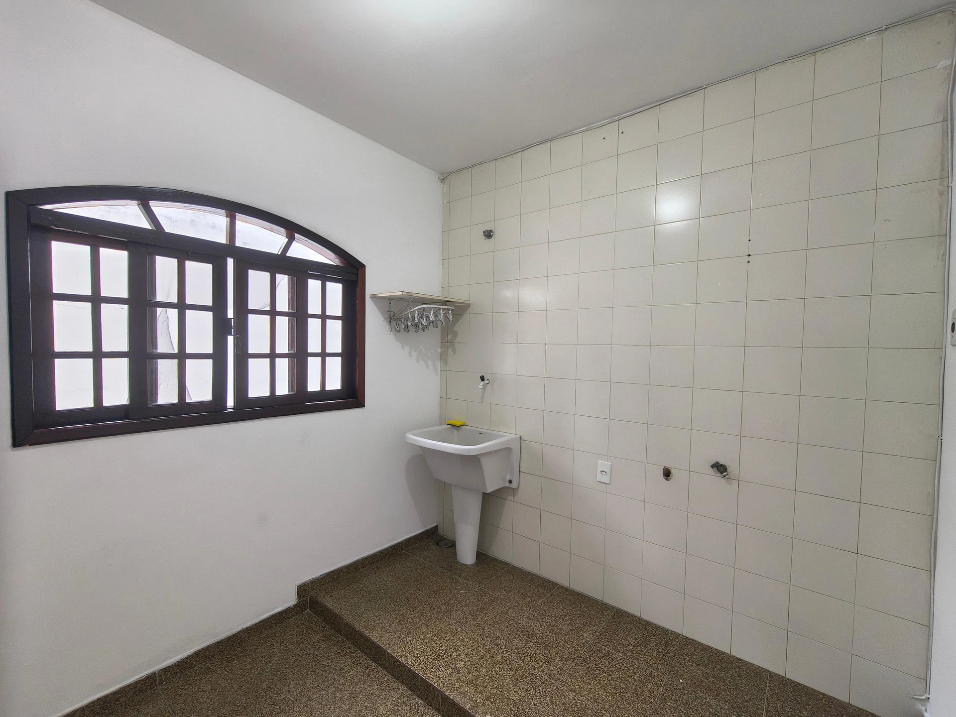 House with 3 bedrooms and an enclosed balcony — photo 28