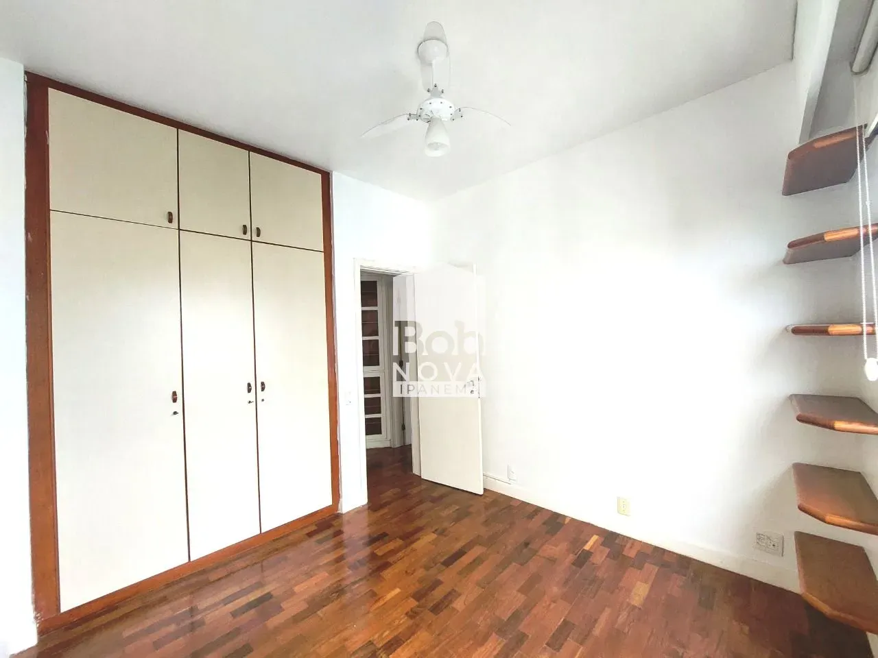 Unfurnished 161 m² apartment with a closed kitchen — photo 40