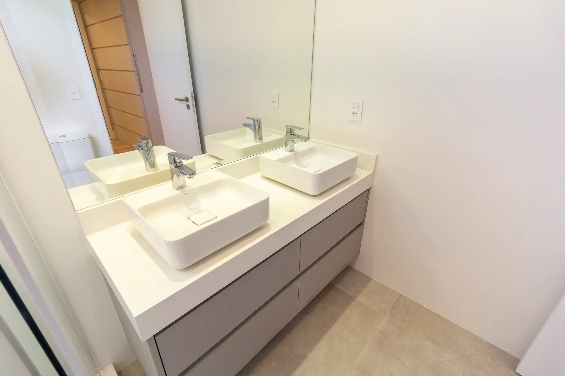 Unfurnished 4-bedroom apartment with 5 bathrooms — photo 74