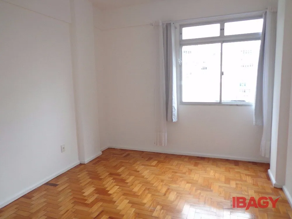 Wood or laminate floors in a one-bedroom apartment, 46 m² — photo 4
