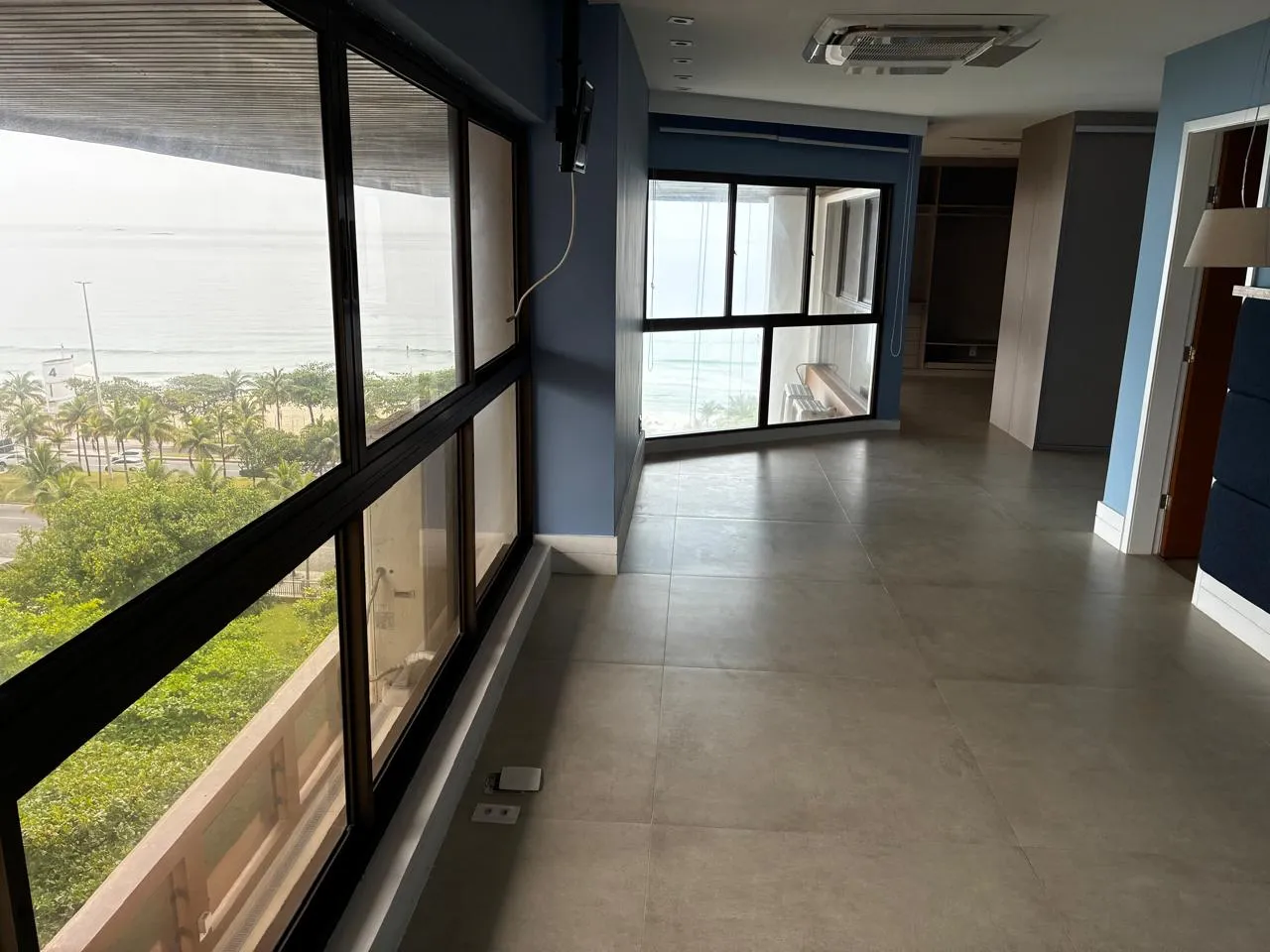 Unfurnished apartment with 3 bedrooms and open-plan kitchen — photo 15