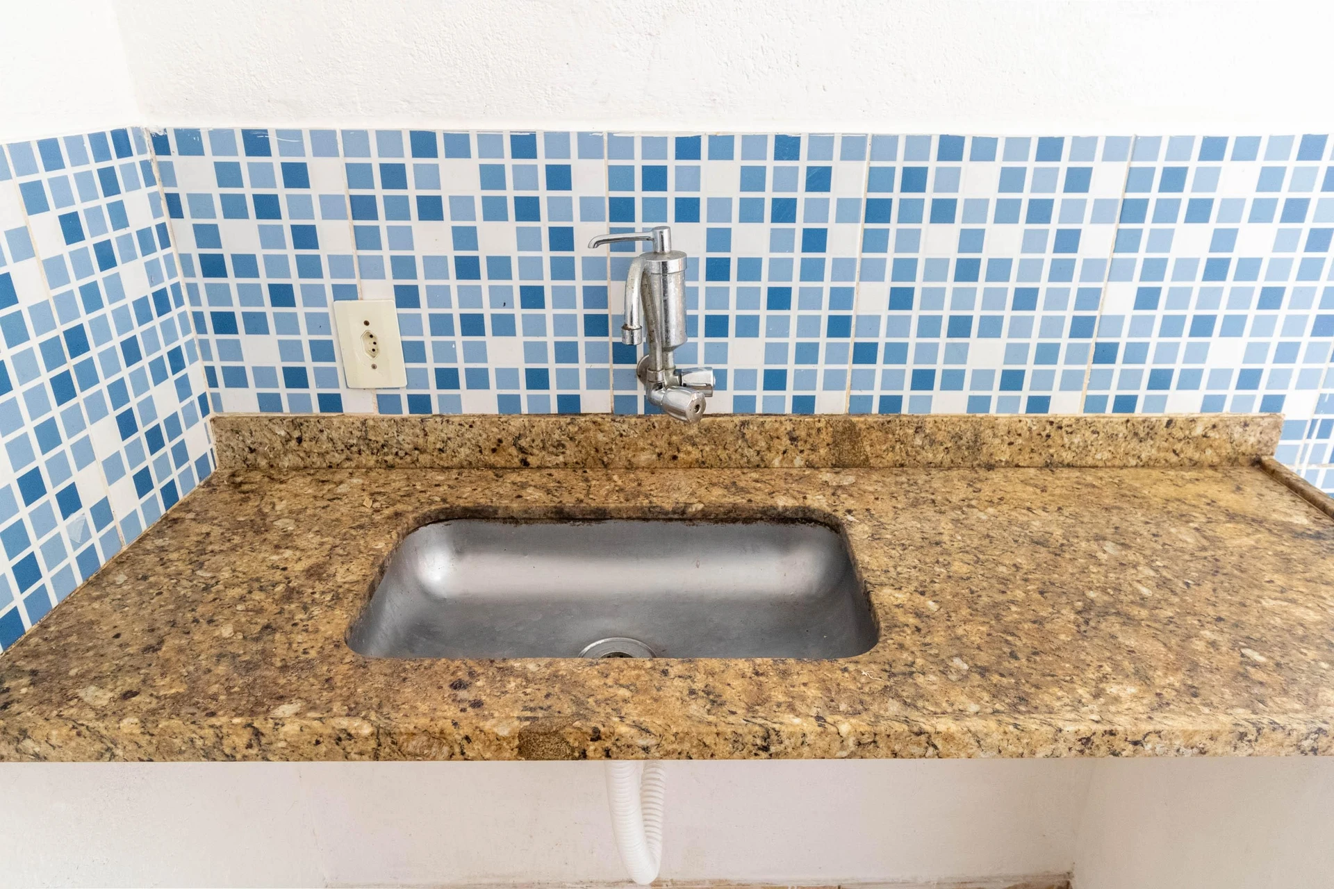 Estudio sin amueblar con ducha eléctrica en el baño