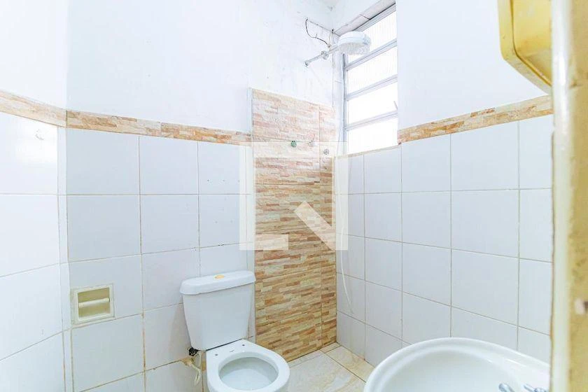 Rental apartment with 2 bedrooms and a laundry utility sink — photo 9
