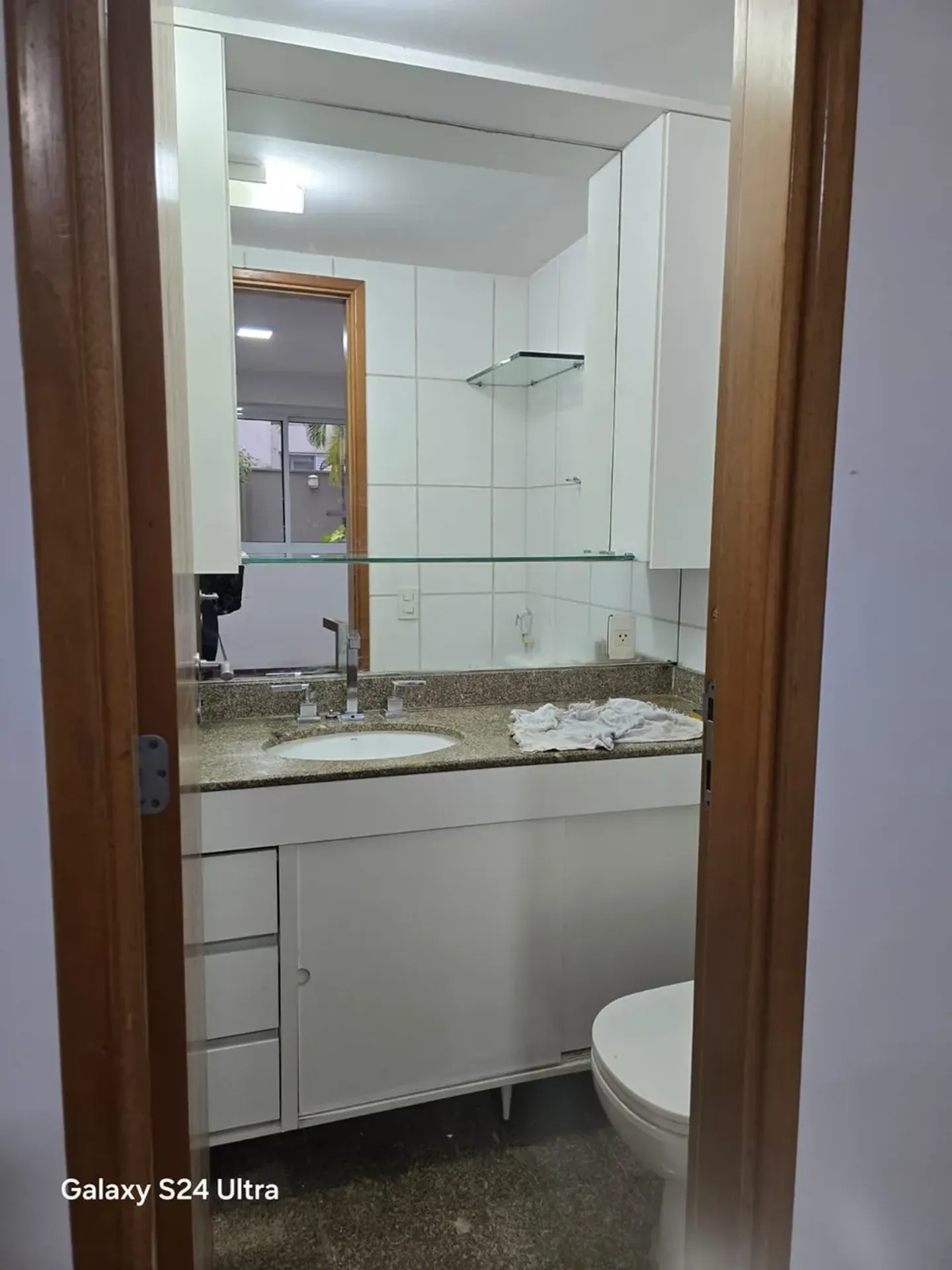 101 m² apartment with a bathtub and a glass-enclosed balcony — photo 8