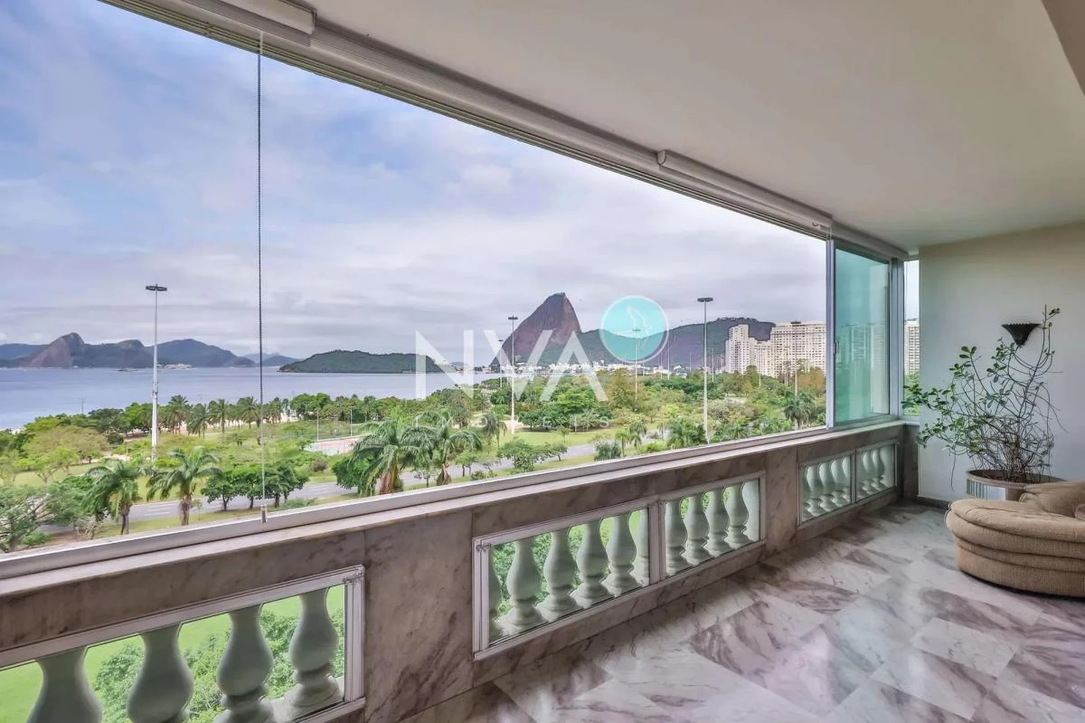 Apartamento mobiliado, 380 m², com vista para a água