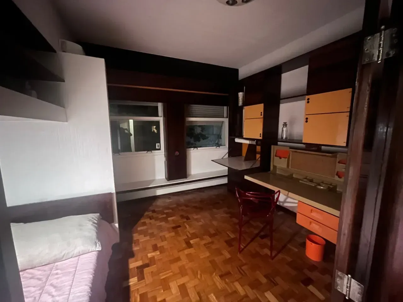 Apartment with a closed-off kitchen and room to work — photo 14