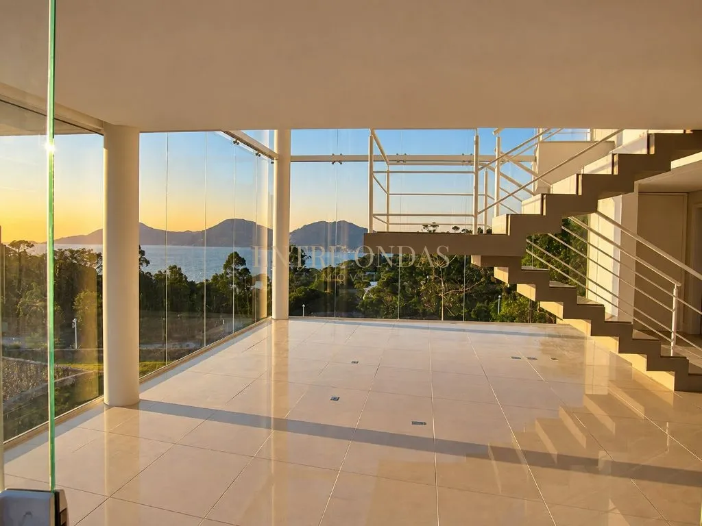 718 m² house with a water view and floor-to-ceiling windows — photo 10