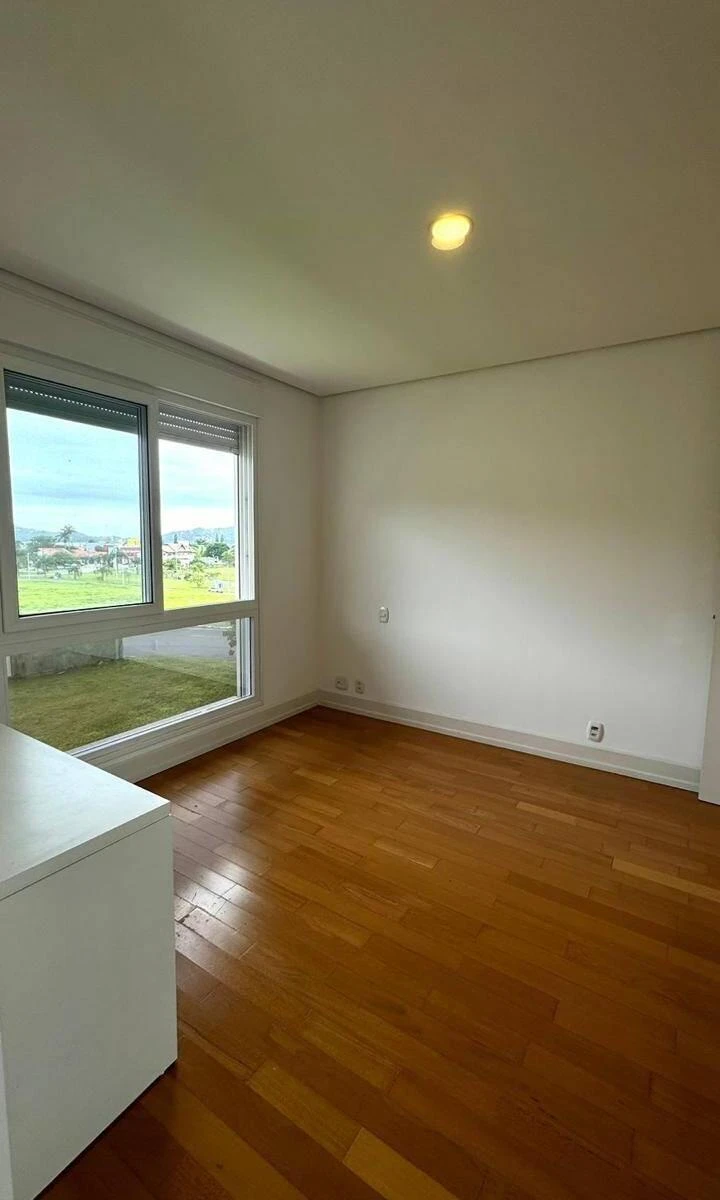 Casa de 455 m² con espacio de home office y vestidor — photo 7