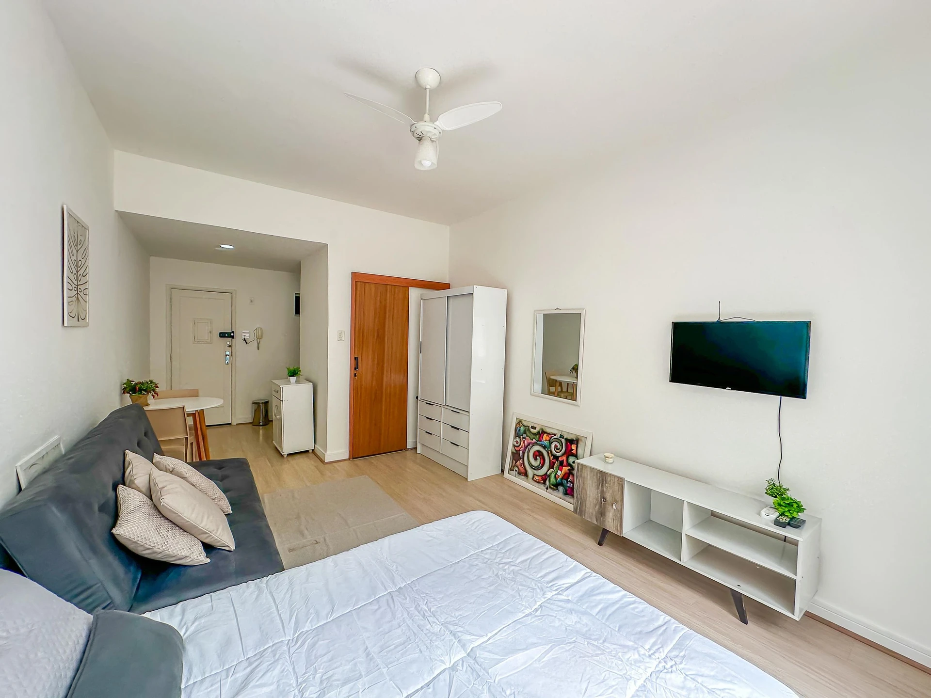 Furnished studio, 30 m², with wood or laminate floors — photo 25