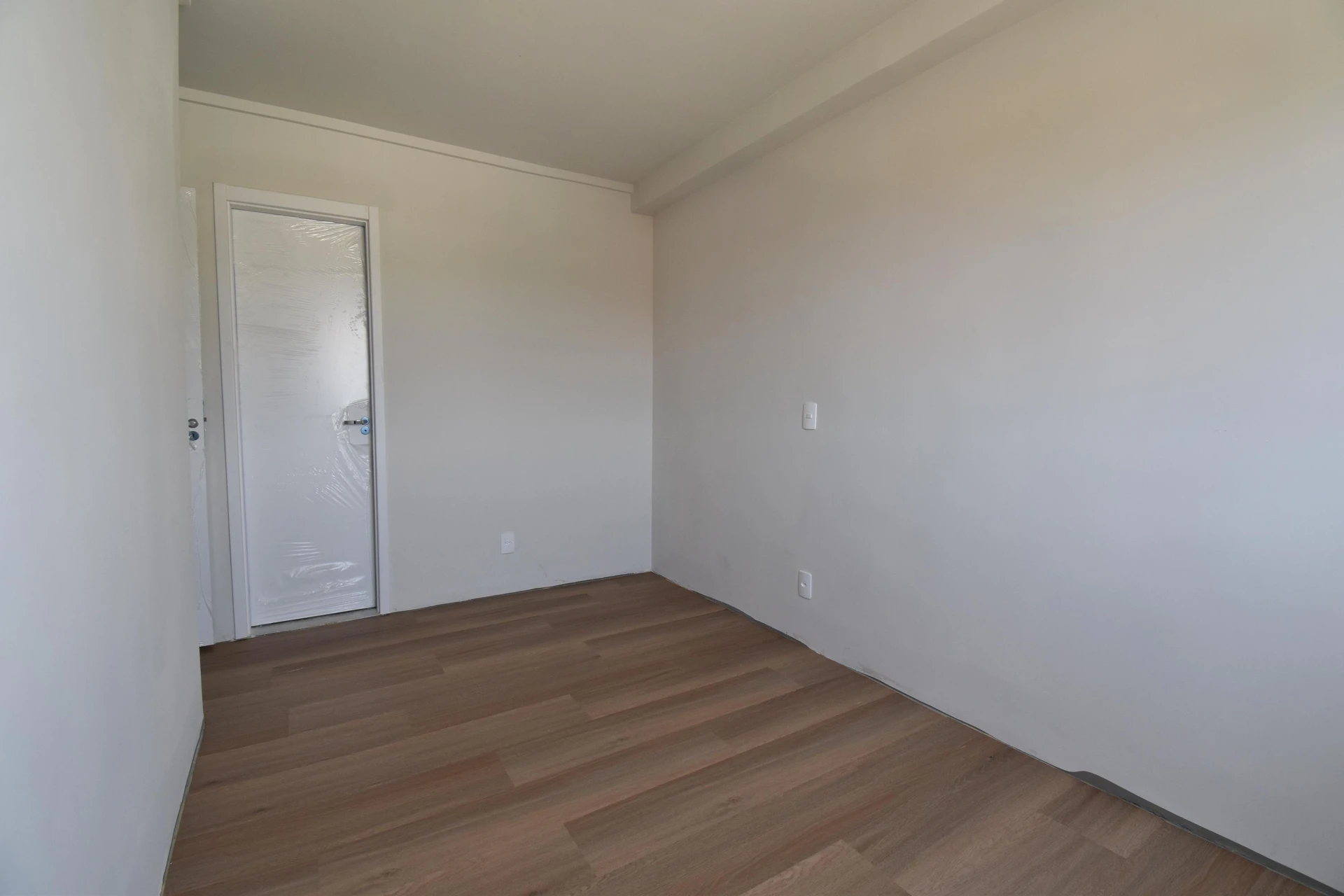 Glass-enclosed balcony in a 2-bedroom apartment, 53 m² — photo 26
