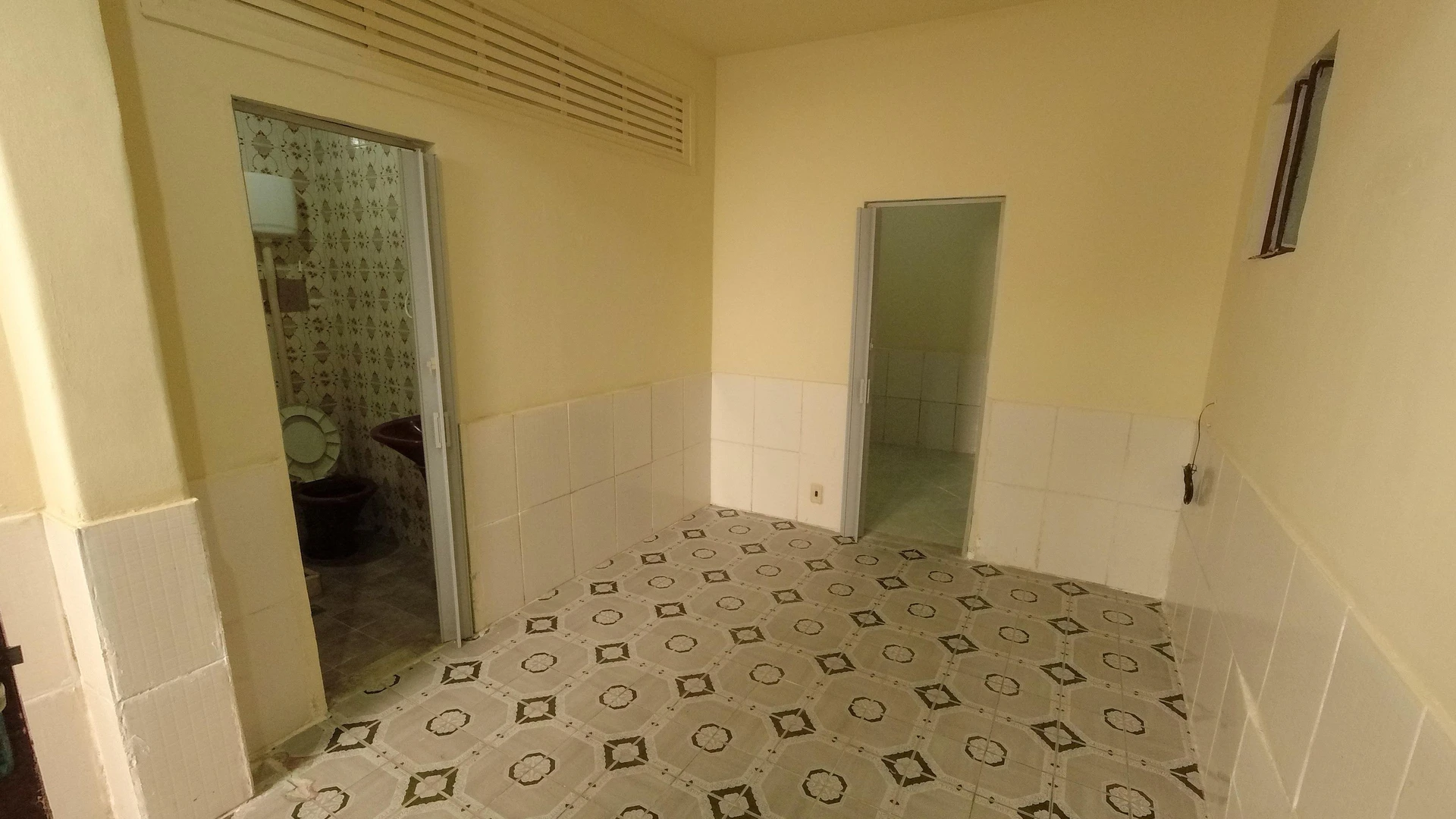 Unfurnished house with a balcony and private garden — photo 13