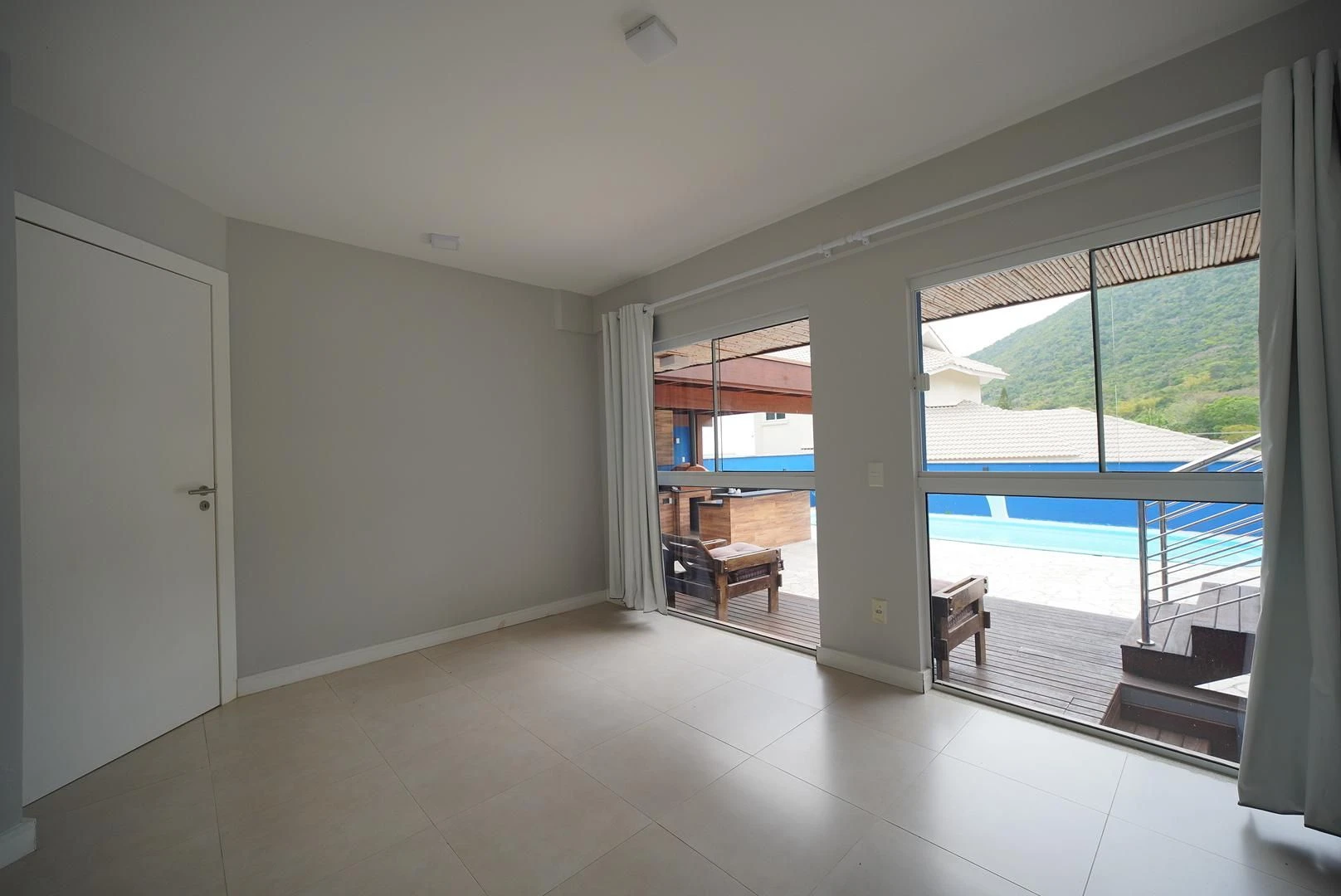 4-bedroom house with a mountain view in Florianópolis — photo 22