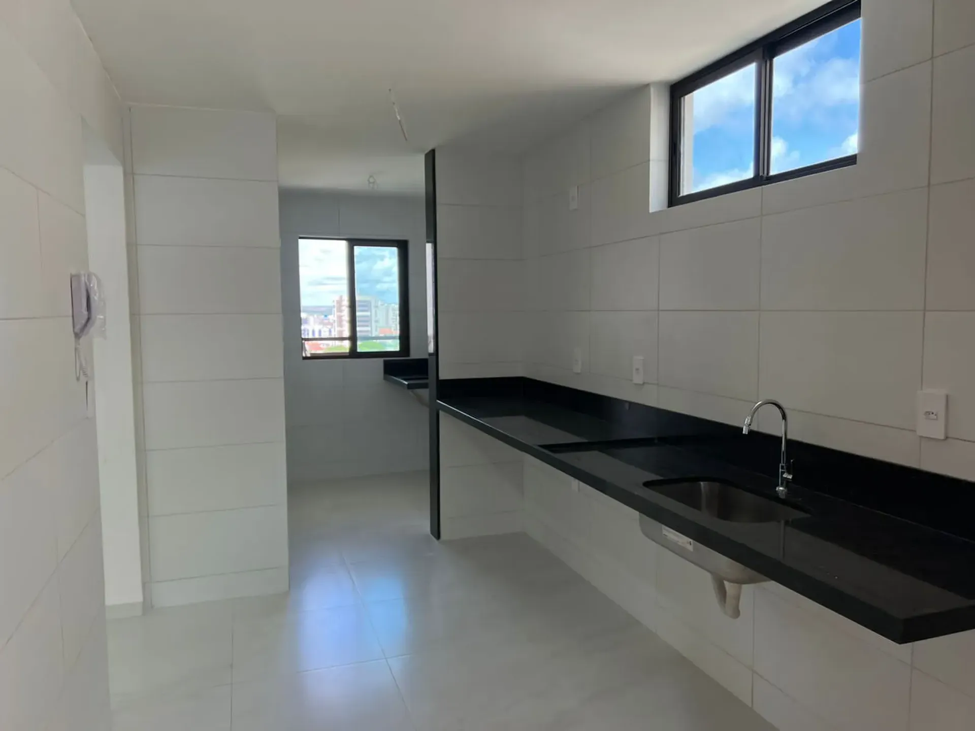 3-bedroom apartment in a building with a coworking space — photo 4