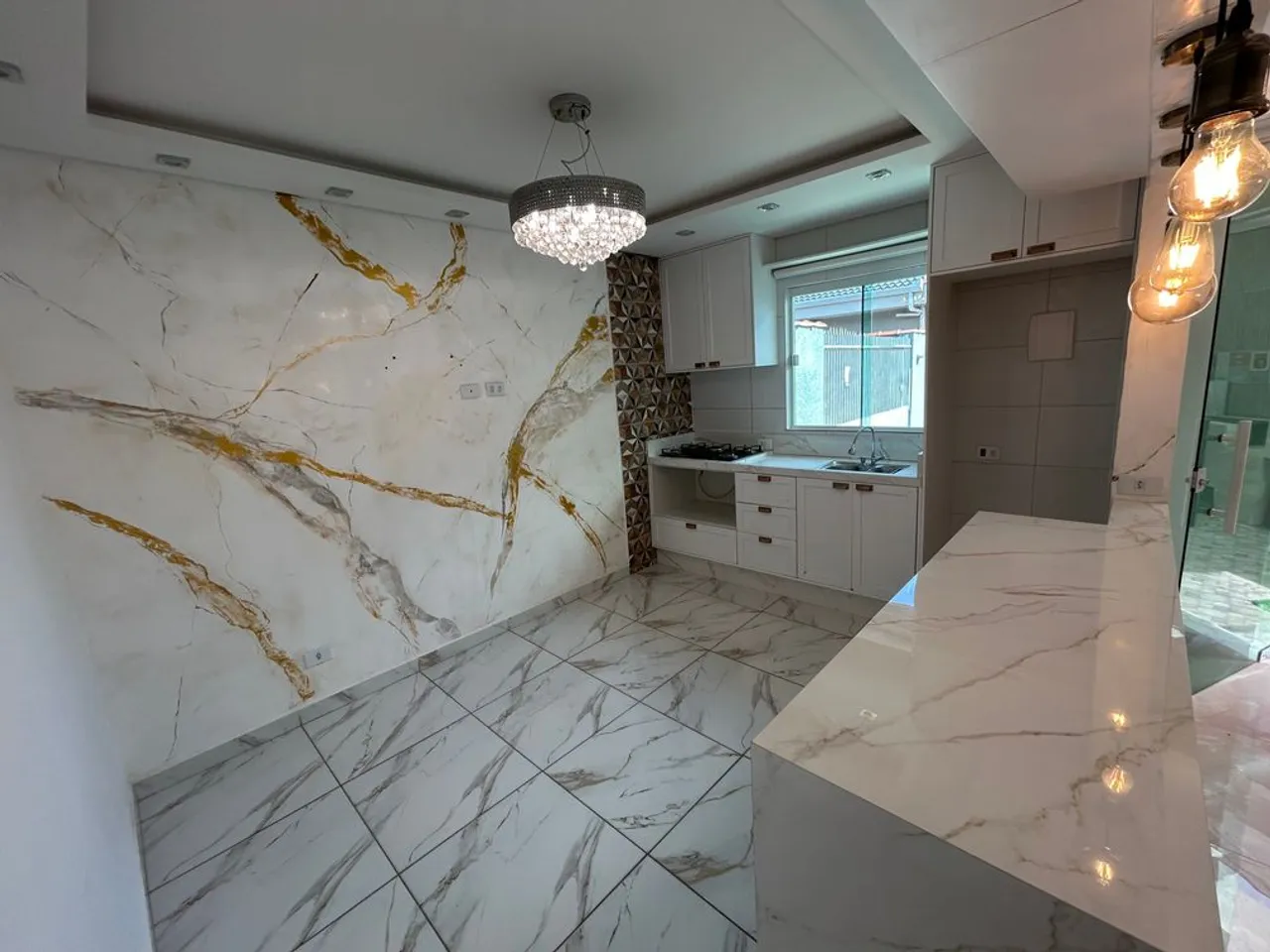 Casa com cozinha aberta a gás e 2 quartos em 103 m²