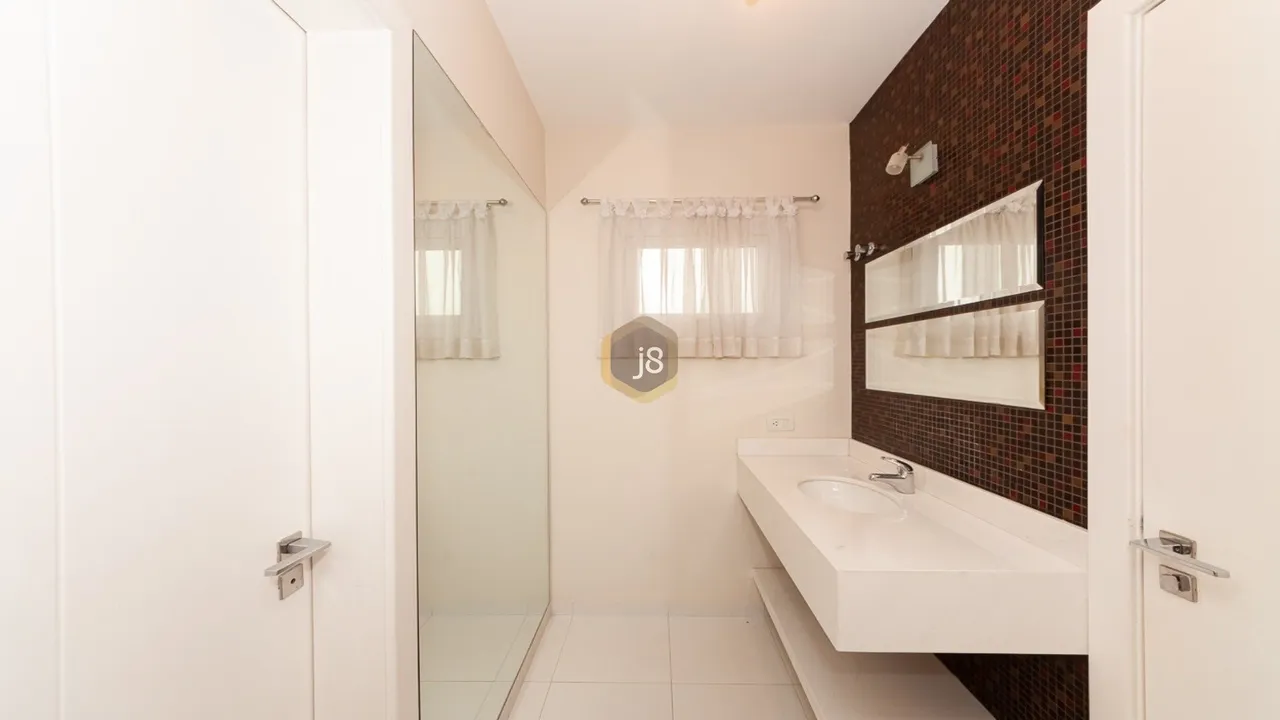 Casa com 5 suítes, 7 banheiros e 375 m² com varanda — photo 15