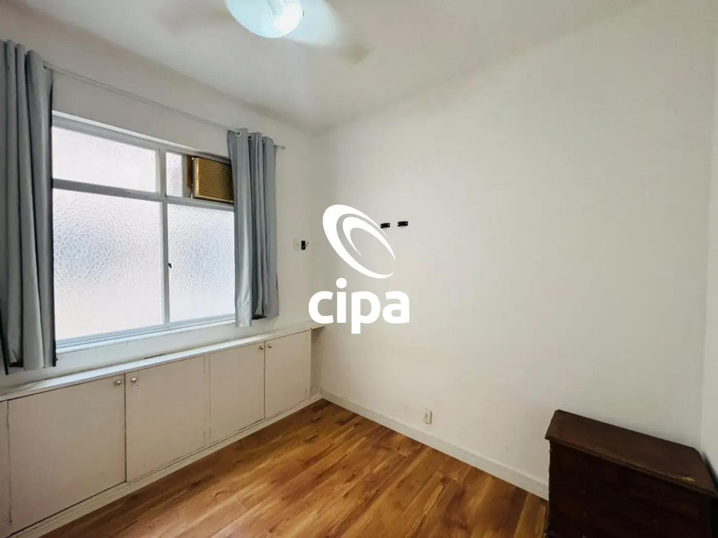 One-bedroom apartment with wood or laminate floors — photo 3
