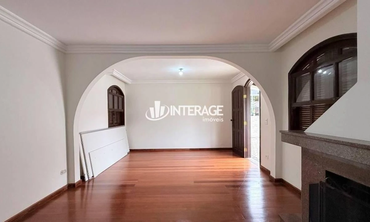 Wood or laminate floors in a 4-bedroom house, 200 m² — photo 5