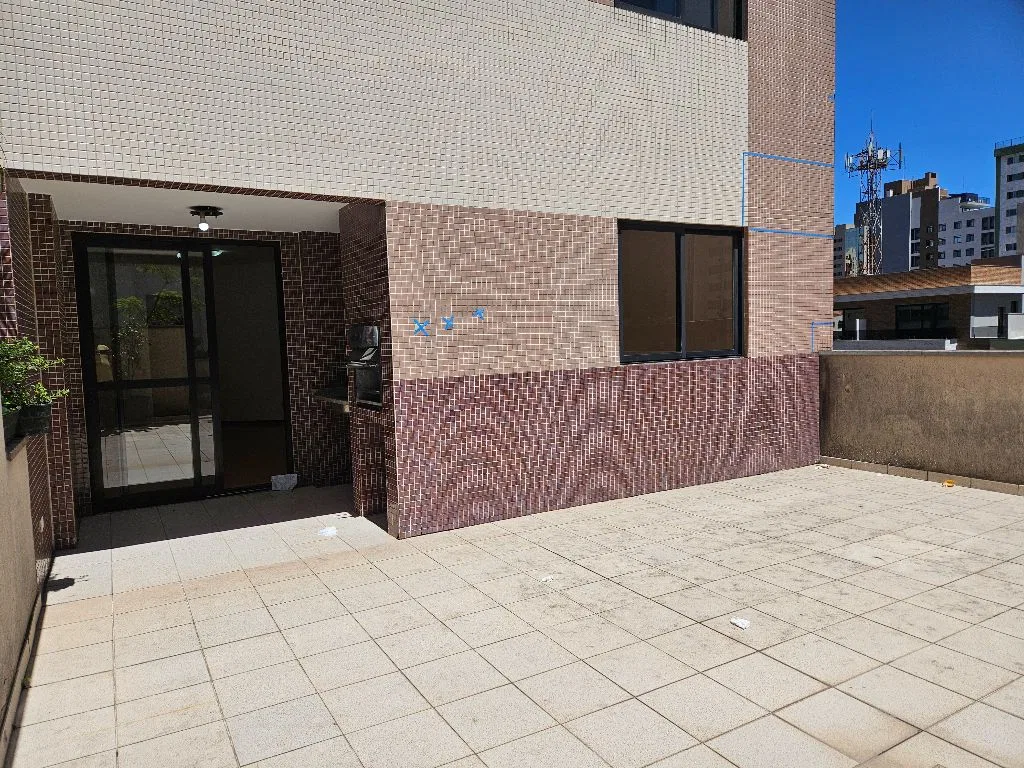 Balcony with a grill in a one-bedroom apartment, 62 m² — photo 3