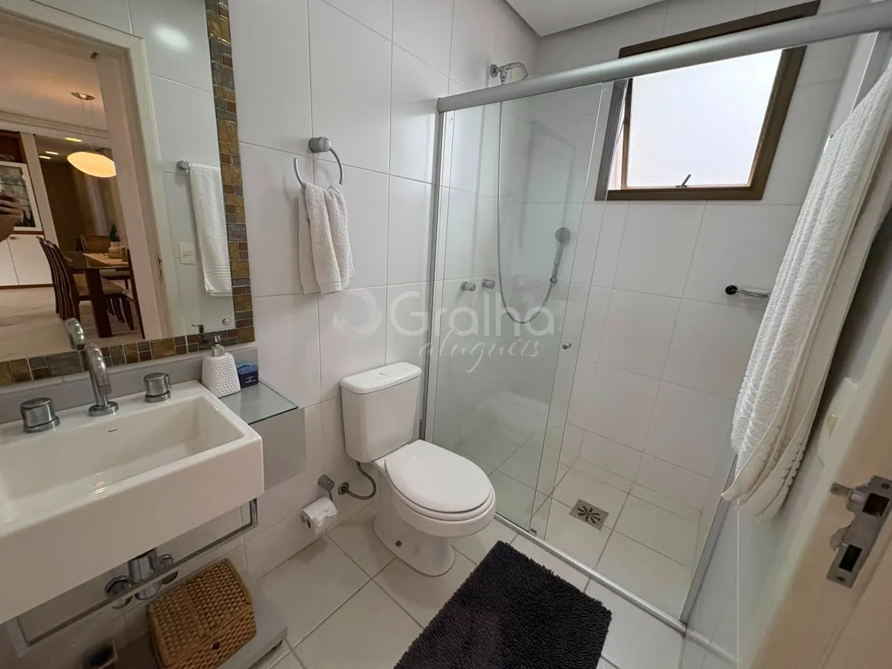 Furnished 3-bedroom apartment with an open-plan kitchen — photo 11