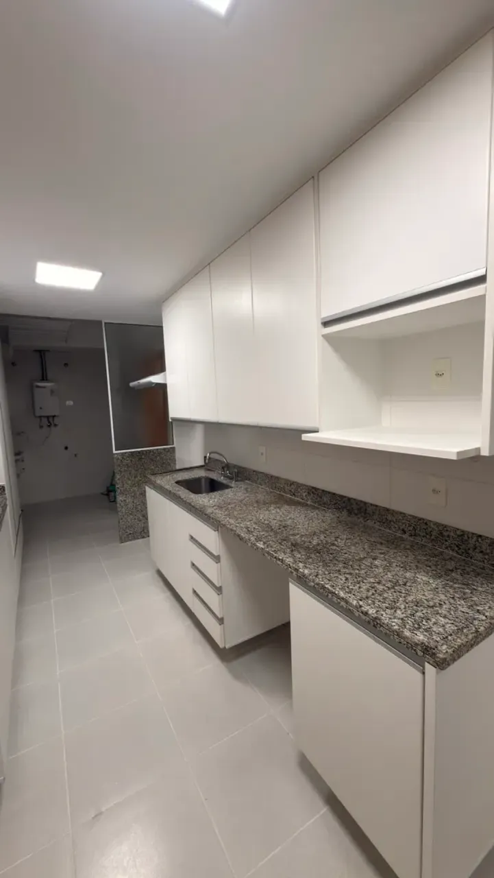 Wood or laminate floors in a 4-bedroom apartment, 260 m² — photo 19