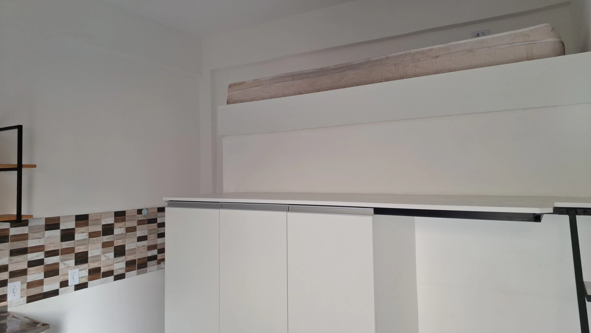 Unfurnished studio 200 m² with electric showerhead — photo 16