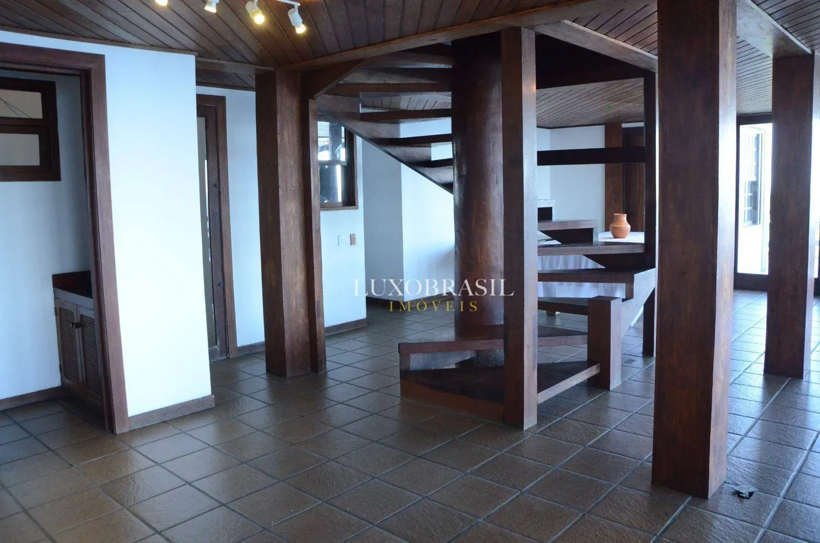 800 m² house with 5 bedrooms and 5 bathrooms — photo 46