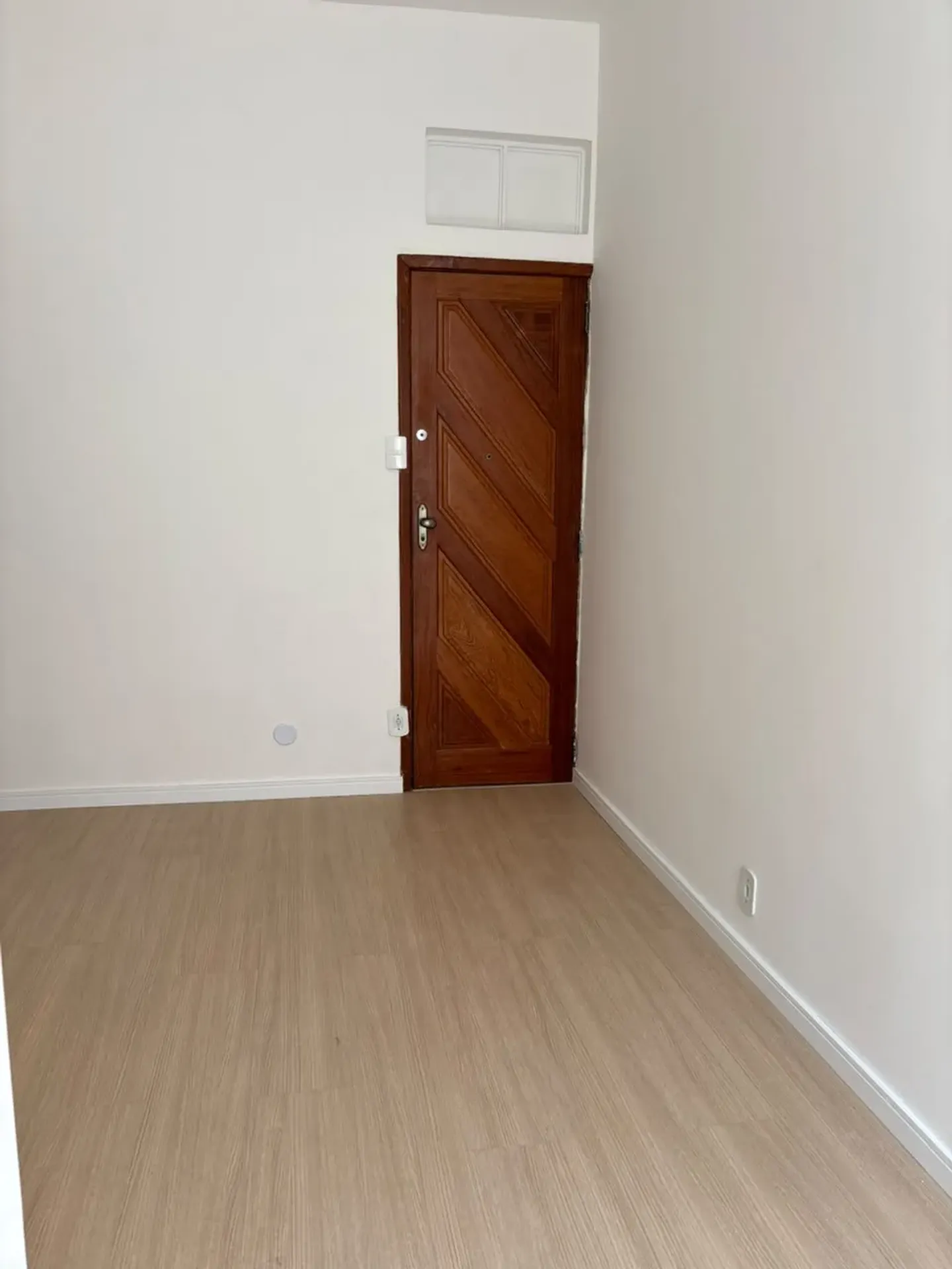 Wood or laminate floors in a one-bedroom apartment, 37 m² — photo 40