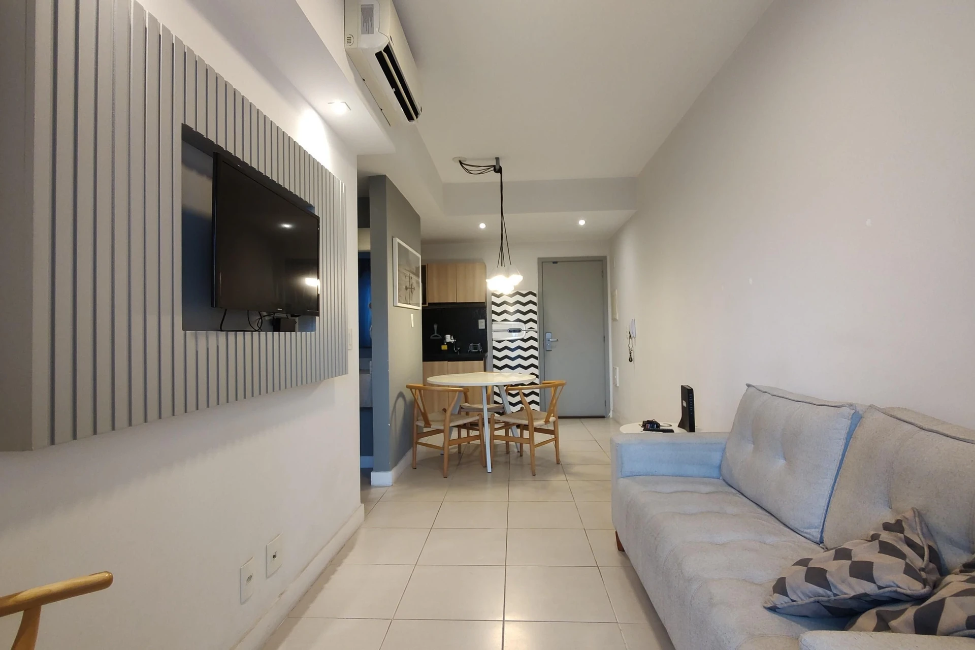 Furnished 1-bedroom apartment with an open-plan kitchen — photo 6