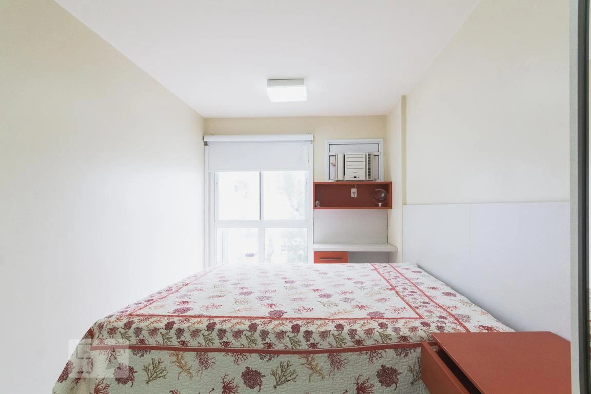 Rental apartment with 2 bedrooms and a glass balcony — photo 35