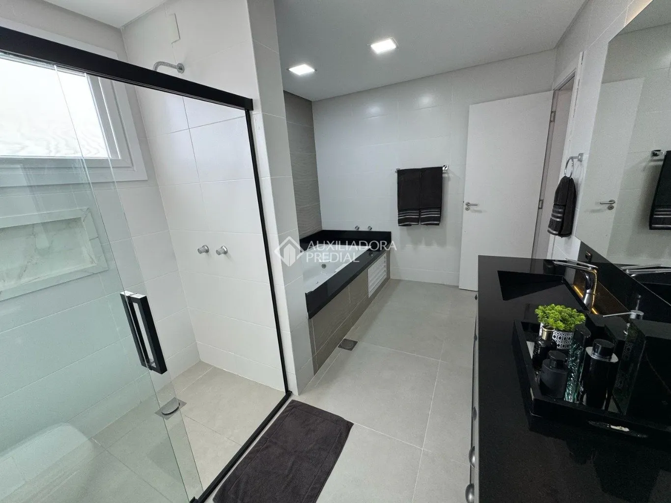 Furnished house with 4 en-suite bedrooms and private garden — photo 55