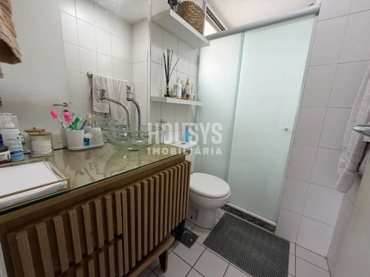 One-bedroom apartment in a building with a tennis court — photo 7