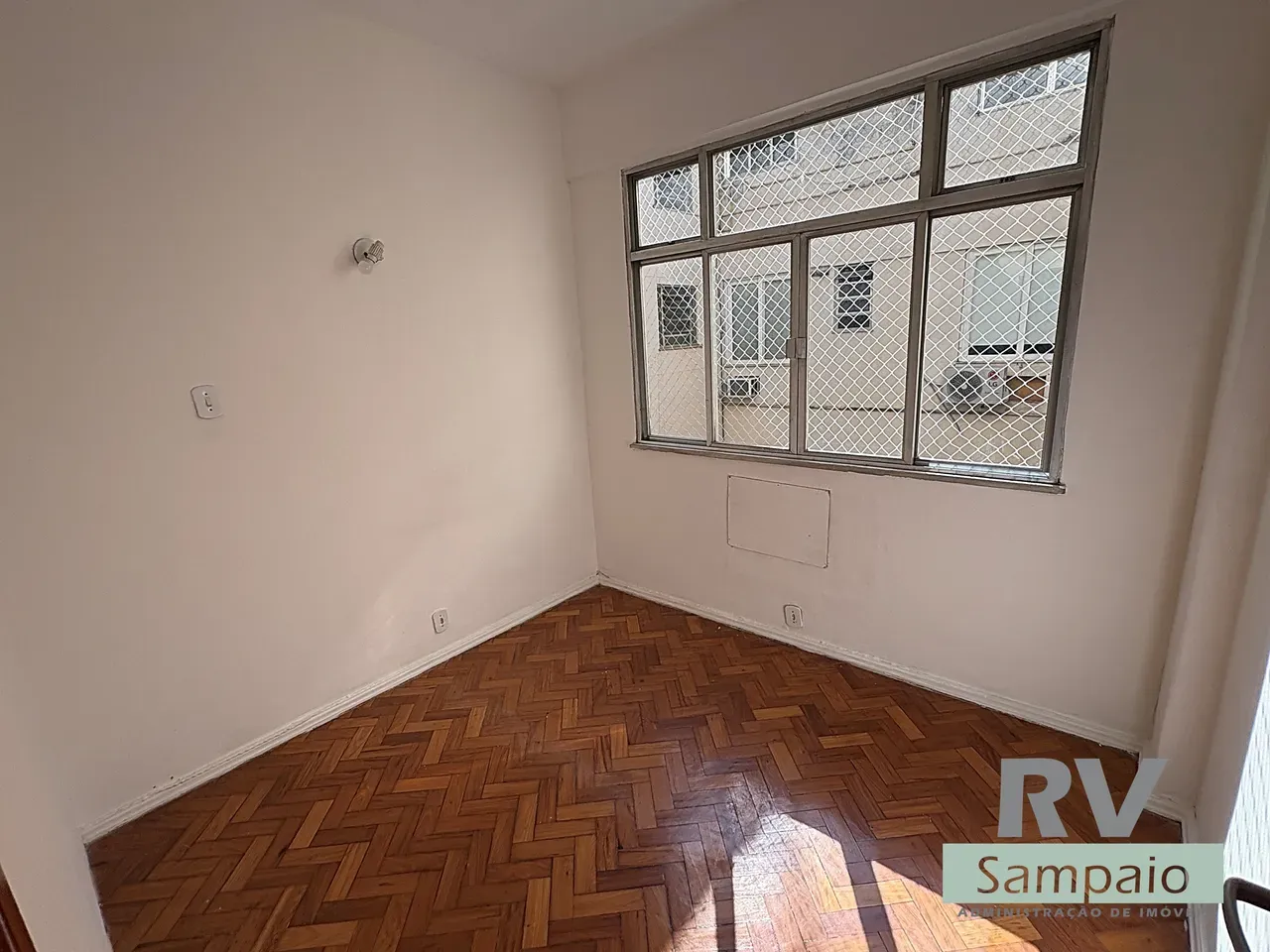 Wood or laminate floors in a one-bedroom apartment, 31 m² — photo 3