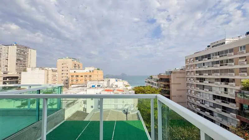 3-bedroom apartment in a building with a pool — photo 4