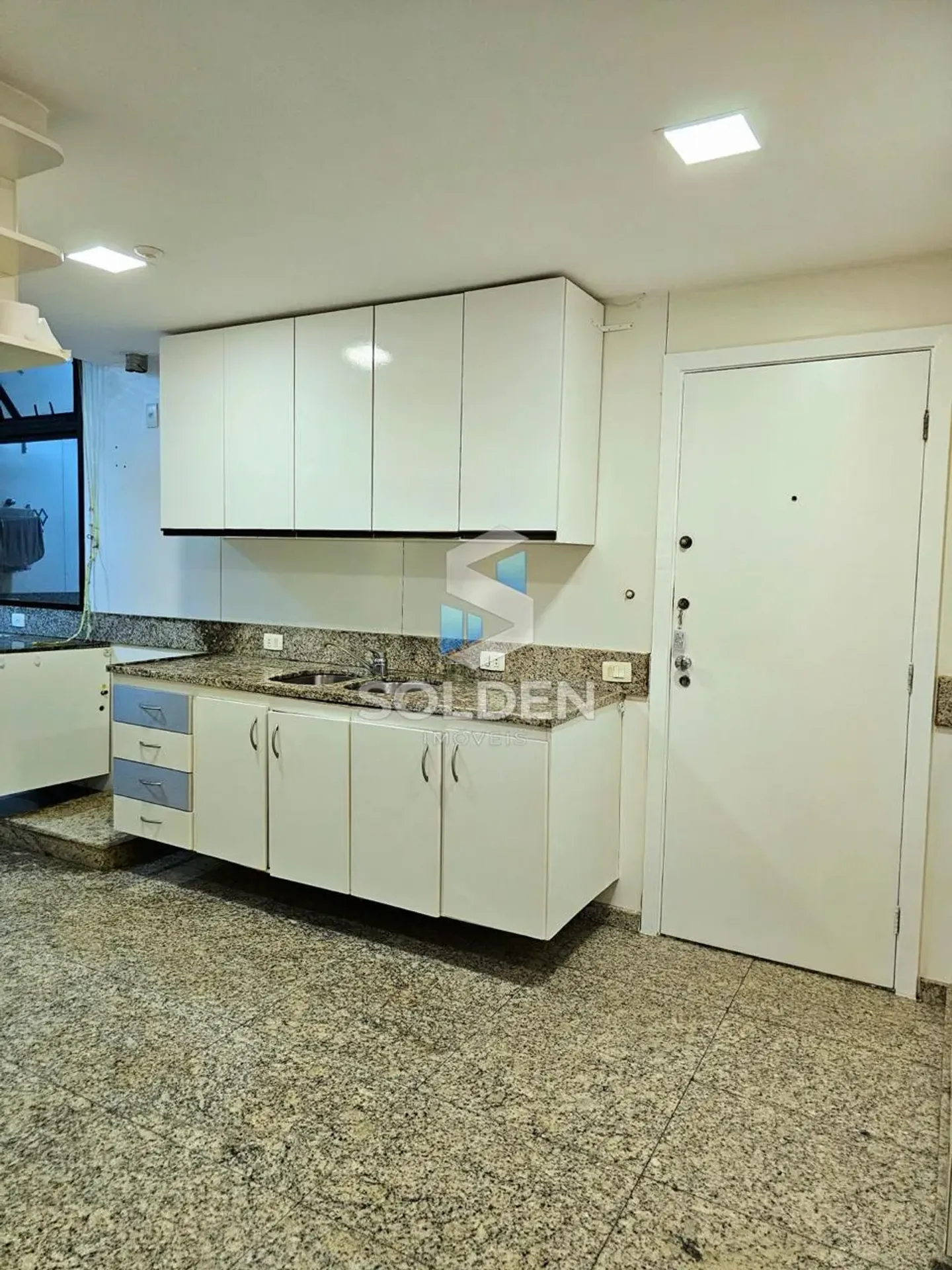 160 m² apartment with 3 bedrooms and 4 bathrooms — photo 23
