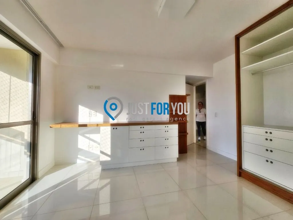 4-bedroom apartment with 233 m² and 5 bathrooms — photo 32
