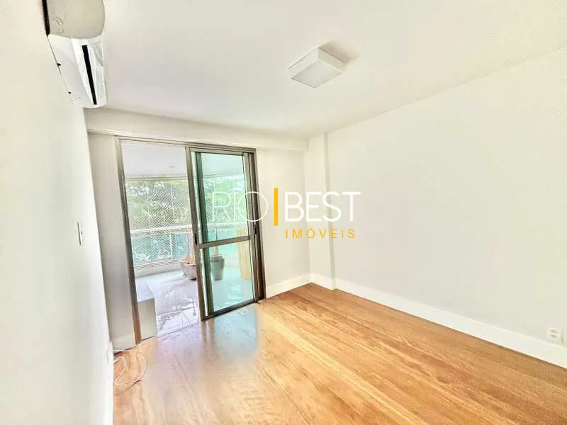 Apartment with 4 bedrooms and a glassed-in balcony — photo 10