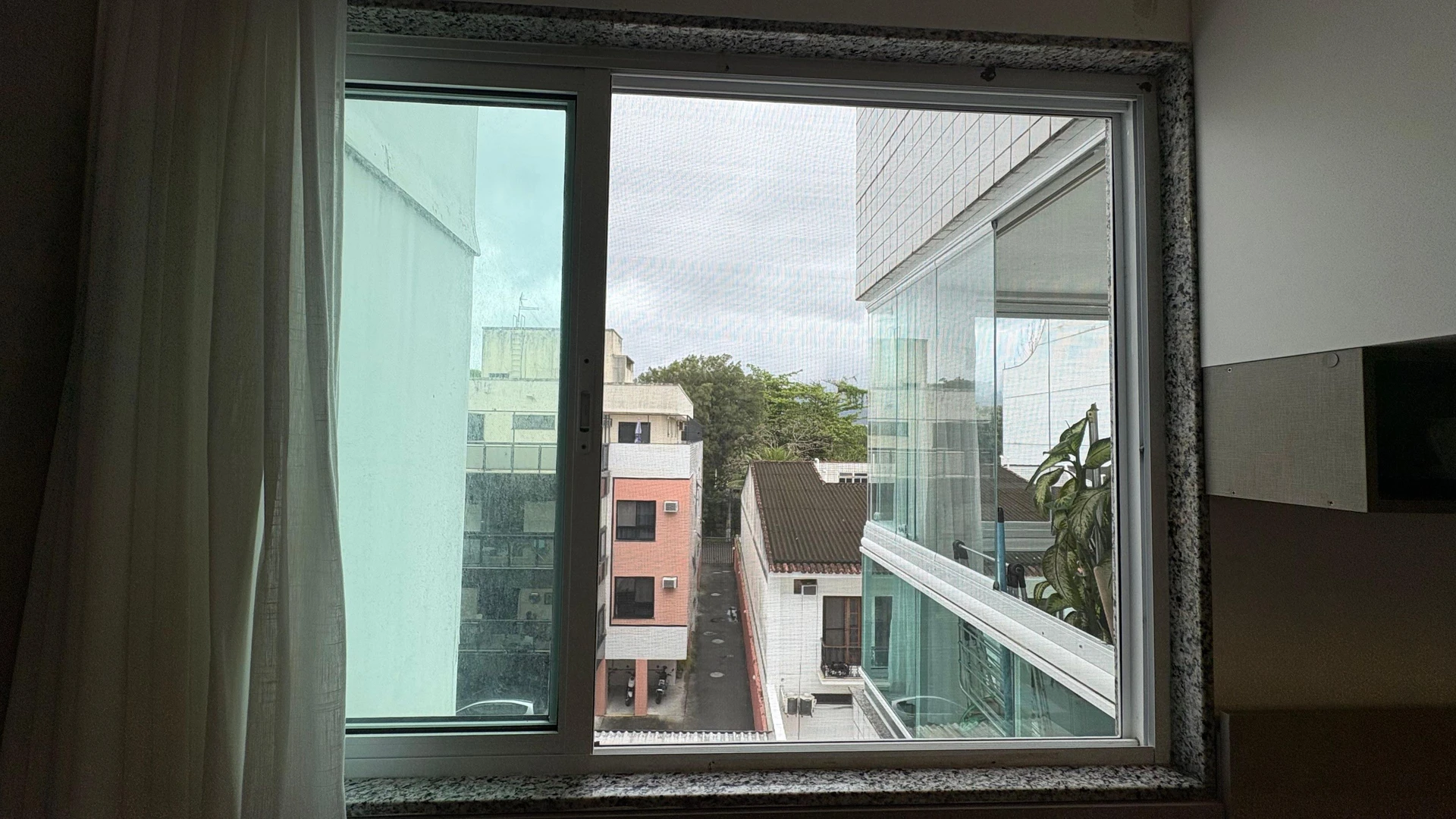 100 m² apartment with a grill on the balcony and a jacuzzi — photo 14
