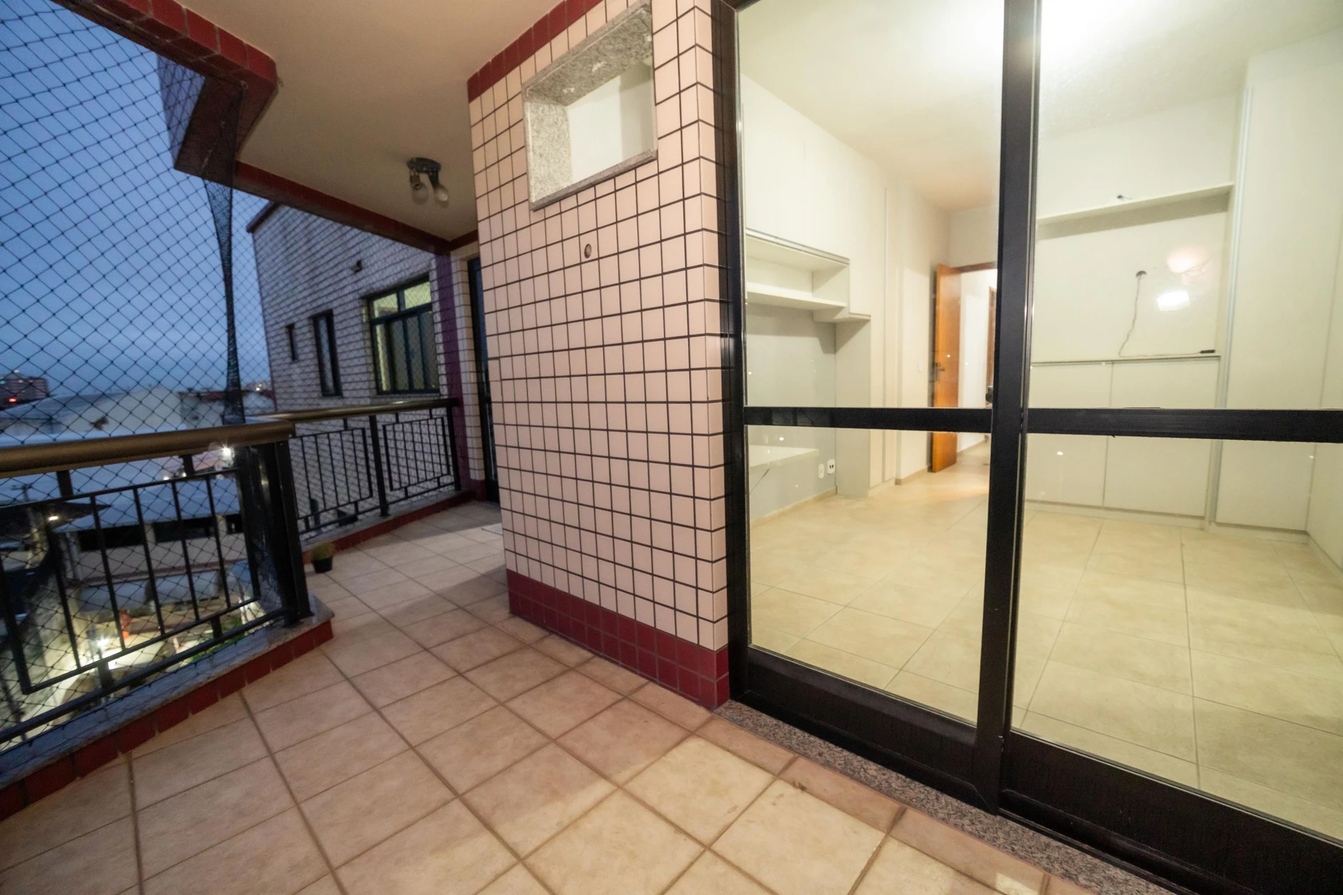 Glass-enclosed balcony in a 4-bedroom apartment, 110 m² — photo 44