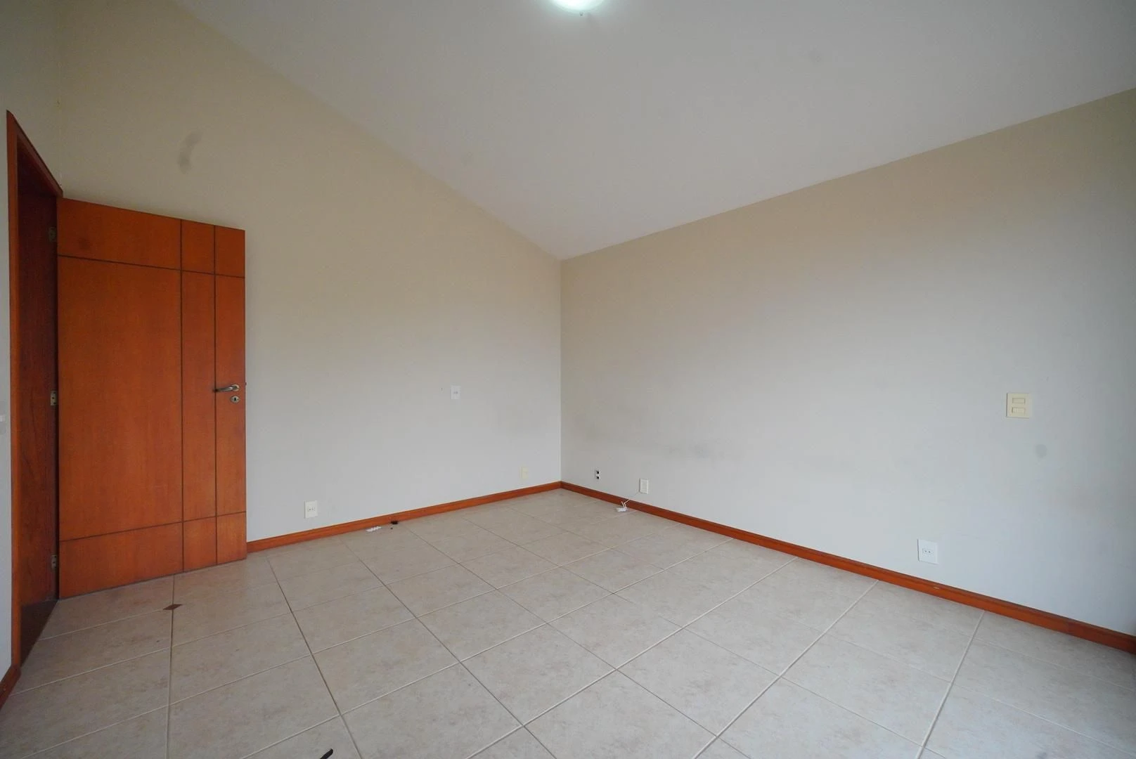 407 m² house with a washing machine and a bathtub — photo 45